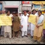 Thul: Growers protest against severe shortage of irrigation water: sit-in at Rahbar Chowk and burning of tries.