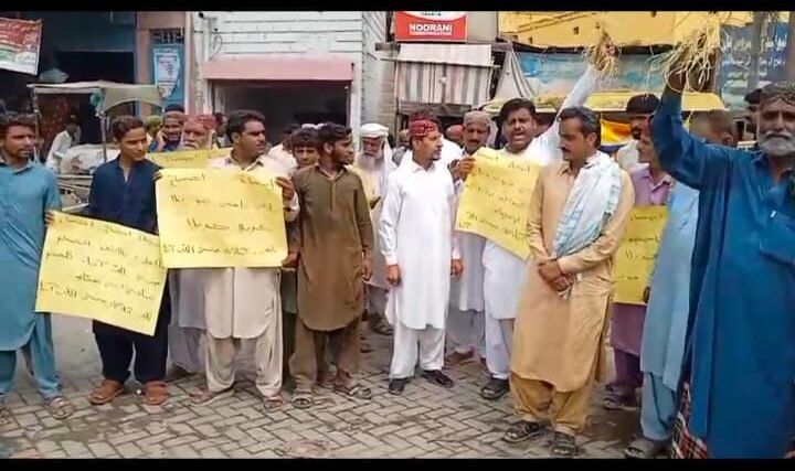 Thul: Growers protest against severe shortage of irrigation water: sit-in at Rahbar Chowk and burning of tries.